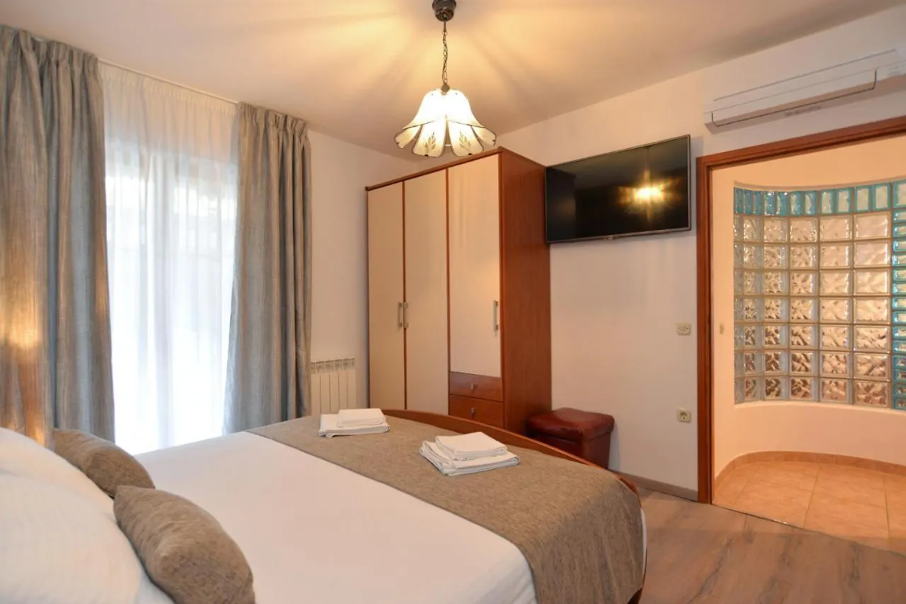 Apartments Elvis 1299 Vrsar