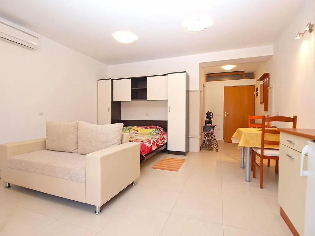 Apartments Elvis 1299 Vrsar